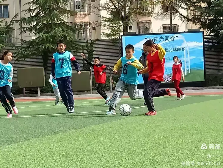 比赛中球员争分夺秒，展现出色技艺