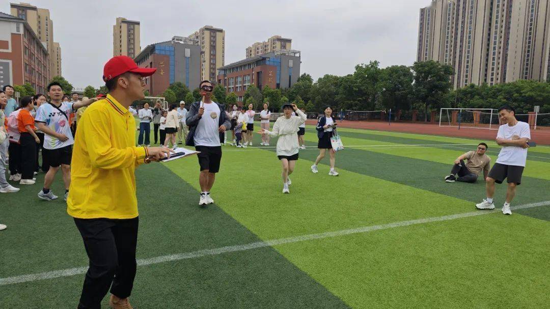 选手们奋力拼搏，默契配合展现团队实力的简单介绍