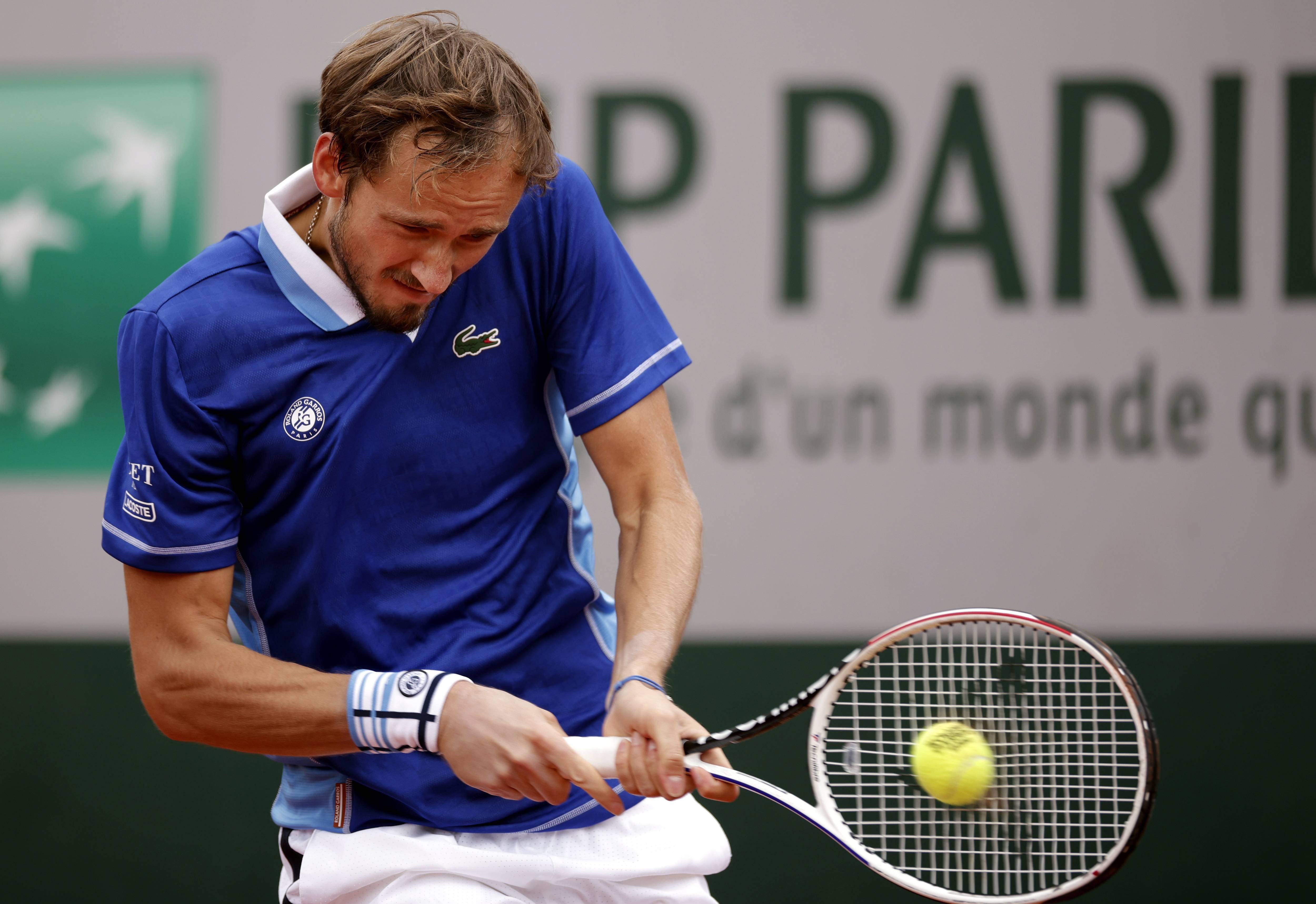 关于世界网球队轻取德国网球队，梅德韦杰夫完成帽子戏法的信息