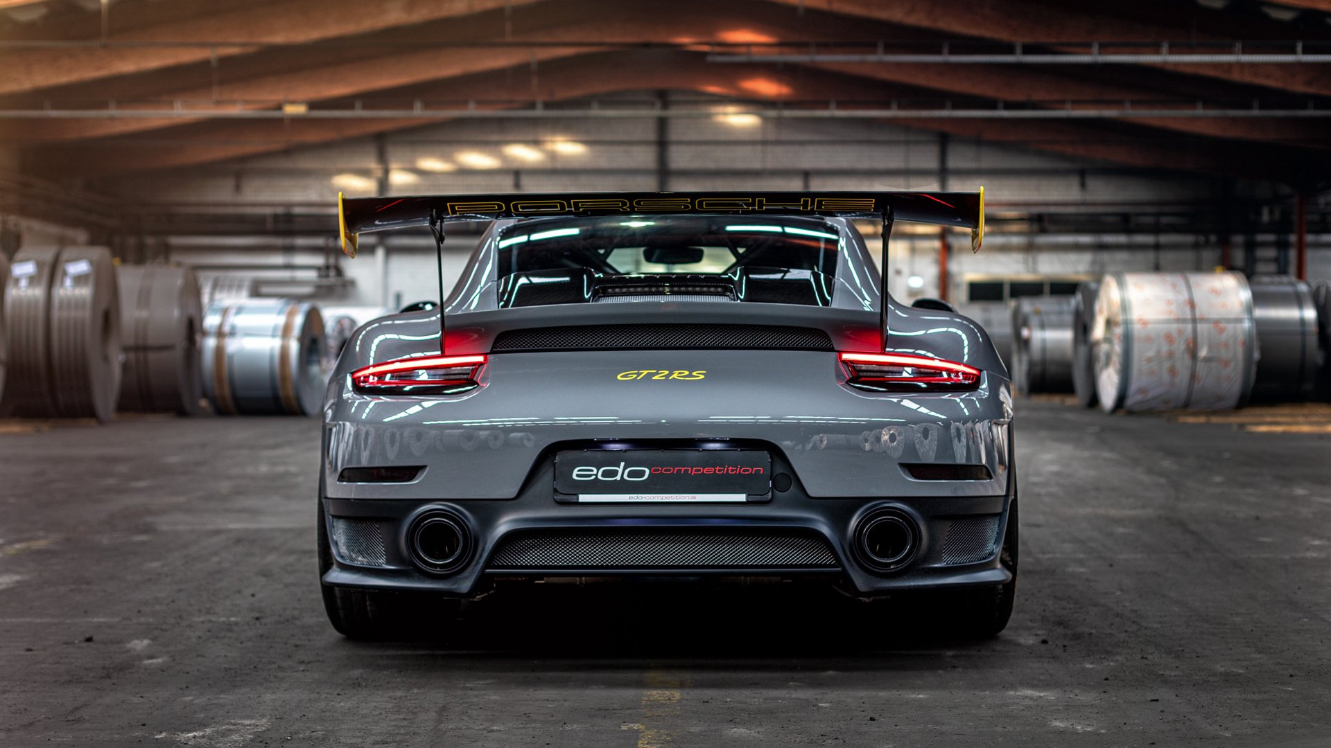 开云体育官方网站-绿茵场与胡同口，一场跨越时空的体育精神对话