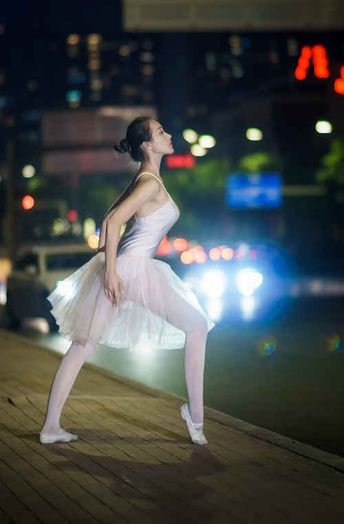 开云体育入口-篮网铁血防守令新疆窒息，西甲国家德比浓眉上演王者归来